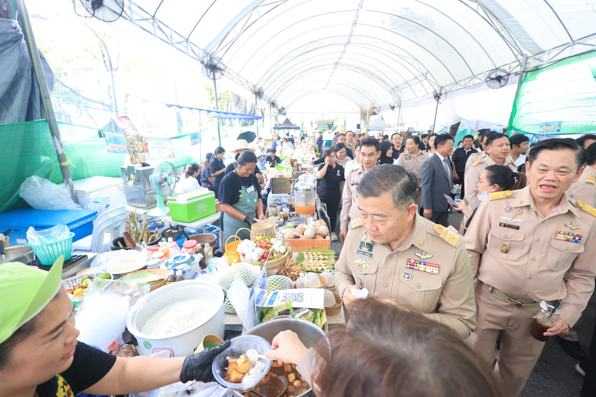 title - ปลัดกระทรวงเกษตรฯ และผู้บริหาร ส.ป.ก. เยี่ยมชมร้านค้า ในงานวันคล้ายวันสถาปนา ส.ป.ก. ครบรอบ 51 ปี